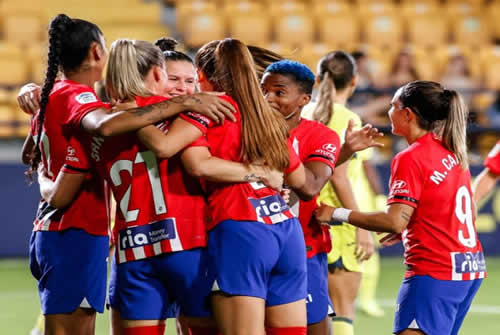 Abrazo de equipo del Atleti femenino